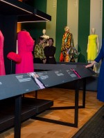 الملك تشارلز King Charles  والملكة كاميلا Queen Camilla في معرض الملكة إليزابيث حياتها بأناقة. مصدر الصورة: AARON CHOWN / POOL / AFP