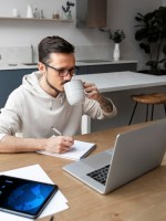 المذاكرة في المنزل قد تعزز الشعور بالعزلة -المصدر: freepik