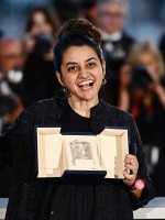 المخرجة الهندية بايال كاباديا عقب فوزها بالجائزة الكبرى خلال حفل ختام الدورة الـ77 من مهرجان كان السينمائي - مصدر الصورة Photo by LOIC VENANCE / AFP