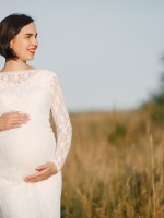 صورة لحامل في شهرها الرابع