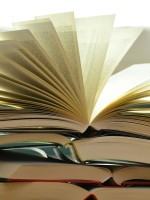 مجموعة من الكتب وفوقها كتاب مفتوح