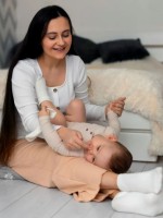 صورة لام سعيدة مع طفلها الأول