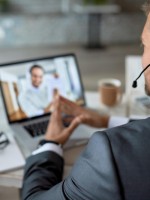 يجب ارتداء ملابس رسمية في مقابلة العمل عن بٌعد- المصدر freepik