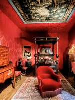 غرفة نوم هي نسخة محاكة للغرفة الحقيقية في جزيرة سانت هيلين، والتي توفي فيها فيكتور هوغو