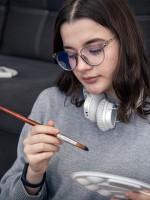 صورة لمراهقة ترسم