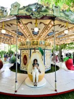 زائرة جالسة على العمل الفني الذي قامت به المصممة ليلى جوهر كجزء من فعاليات Fuorisalone 2026، عشية أسبوع ميلانو للتصميم، في ميلانو، في 22 أبريل 2026. (Photo by Stefano RELLANDINI / AFP)