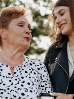 شابة تتحدث مع خالتها