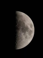 القمر في طور التربيع الأول مساء اليوم