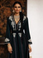 قفطان أسود مطرز من حصة فلاسي- الصورة من العلامة 