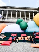 ناس يجتمعون حول تجهيز فني من تصميم ريكاردو أورتس، ضمن فعاليات معرض Fuorisalone 20خلال أسبوع ميلانو للتصميم، في ميلانو،26. (Photo by Stefano RELLANDINI / AFP)