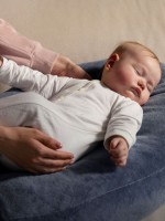 صورة لأم تنوم مولودها