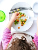 صورة لطفلة تتناول الطعام