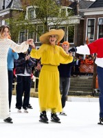 الأميرة أريان والملكة ماكسيما والملك ويليم ألكسندر خلال احتفالات يوم الملك في دوكوم (Princess Ariane, Queen Maxima and King Willem-Alexander during the King's Day celebrations, in Dokkum). مصدر الصورة: MISCHA SCHOEMAKER / VARIOUS SOURCES / AFP