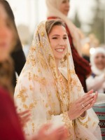 الملكة رانيا تجلس بجانب رجوة السيف في حفل الحناء(Queen Rania sititng alongside Rajwa al-Saif). مصدر الصورة: Office of Her Majesty Queen Rania Al Abdullah / AFP