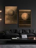 ديكور جذاب موزع على جدران سوداء فاخرة مع إضاءة عبارة عن كرات ذهبية