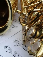آلة الجاز موضوعة على نوتة موسيقية 