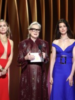 من اليمين آن هاثاوي Anne Hathaway ميريل ستريب Meryl Streep إميلي بلانت Emily Blunt (مصدر الصورة:  Matt Winkelmeyer / GETTY IMAGES NORTH AMERICA / Getty Images via AFP)
