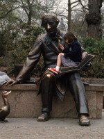 طفلان يتسلقان تمثال كاتب قصص الأطفال الدنماركي هانس كريستيان أندرسن في حديقة "سنترال بارك" بنيويورك( مصدر الصورة: Ernst Haas/Ernst Haas/Getty Images)