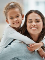 صورة تعبر عن علاقة رائعة بين أم وطفلتها