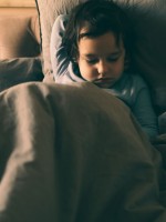 صورة طفلة تعاني من الكوابيس