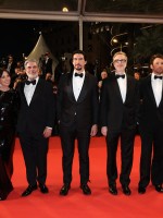 نجوم فيلم Paper Tiger في العرض الخاص للفيلم بمهرجان كان السينمائي 2026- مصدر الصورة:Hoda Davaine/Getty Images 