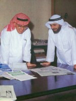 الناشران هشام ومحمد علي حافظ يتصفحان المطبوعات- مصدر الصورة: صحيفة الشرق الأوسط