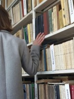 شابة تبحث عن كتاب في مكتبة 