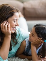 صورة لام بصحبة طفلتها