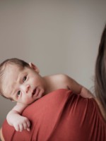 صورة لطفل يعاني من القيء