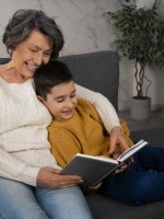 صورة لجَدة تقرأ لحفيدها