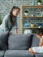 صورة تعبر عن معاملة سيئة بين أم وطفلتها