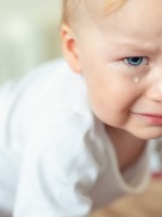 صورة لرضيع تُدمع عينه بلا سبب