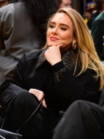 أديل في كريبتو.كوم أرينا في لوس أنجلوس، كاليفورنيا (Adele  at Crypto.Com Arena in Los Angeles, California). مصدر الصورة: Adam Pantozzi/NBAE via Getty Images/AFP