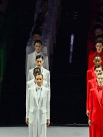 لوحة تكريمية للمصمم الراحل جورجيو أرماني Giorgio Armani، خلال حفل افتتاح الألعاب الأولمبية ميلانو كورتينا 2026 
