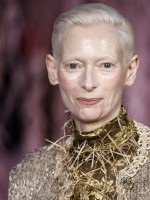 تيلدا سوينتون Tilda Swinton في أسبوع الموضة في باريس. مصدر الصورة: Sebastien DUPUY / AFP
