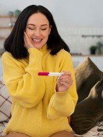صورة امرأة فرحة بثبوت الحمل