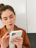 كيف تضع حدودك الرقمية دون أن تبدو شخصاً فظاً؟- الصورة من موقع magnific