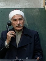 عبد الرحمن أبو زهرة بشخصية المعلم سردينة - الصورة سكرين شوت من الحلقة الأولى لمسلسل لن أعيش في جلباب أبي