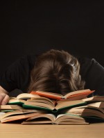 القلق قبل الامتحانات يؤثر على الأداء- المصدر freepik