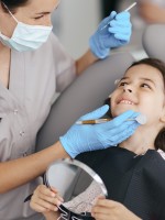 صورة لطفل لديه مشاكل في الأسنان
