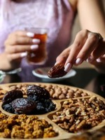 صورة لحامل تتناول التمر