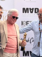 حسين فهمي يتسلم الجائزة من مركز السينما العربية خلال حفل جوائز النقاد للأفلام العربية