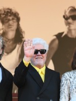  الممثل الأرجنتيني ليوناردو سباراليا، والمخرج السينمائي الإسباني بيدرو ألمودوفار، والممثلة الإسبانية باربرا ليني من عرض الفيلم- Photo by Olivier CHASSIGNOLE / AFP
