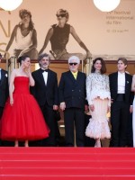 بيدرو ألمودفار يتوسط فريق عمل فيلم Bitter Christmas بمهرجان كان السينمائي 2026. مصدر الصورة: Sameer AL-DOUMY / AFP