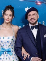 إيلا بلو ترافولتا ووالدها جون ترافولتا خلال حضور عرض الفيلم. Ella Bleu Travolta and John Travolta attend the premiere of