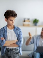 صورة مراهق مع أبيه