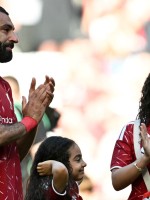 محمد صلاح مع ابنتيه في أنفيلد، ليفربول (Mohamed Salah at Anfield in Liverpool). مصدر الصورة: Paul ELLIS / AFP