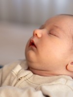 صورة لام تحمل مولودها