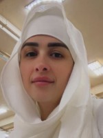 ياسمين عبد العزيز بملابس الإحرام