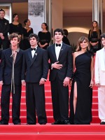 فريق عمل فيلم "La Bola Negra" على سجادة مهرجان كان 2026 (مصدر الصورة:  Kate Green/Getty Images)